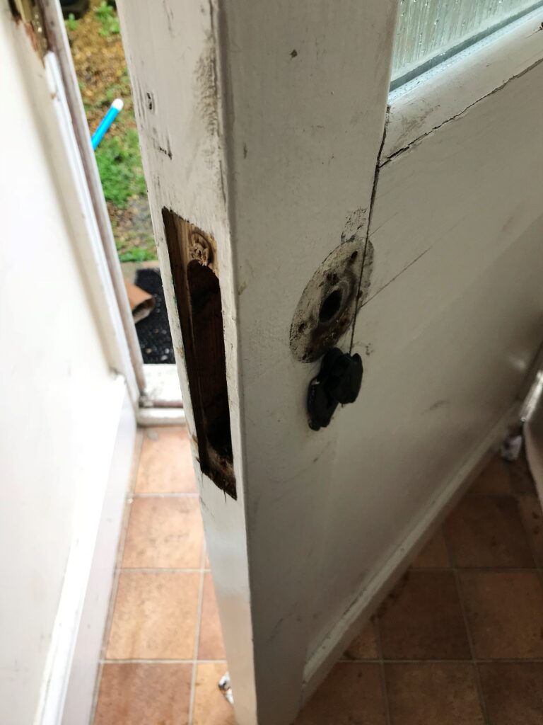 https://www.brightonlocksmith-lbp.co.uk/wp-content/uploads/2018/04/sash-lock-change-before-lbp-locksmith.jpg