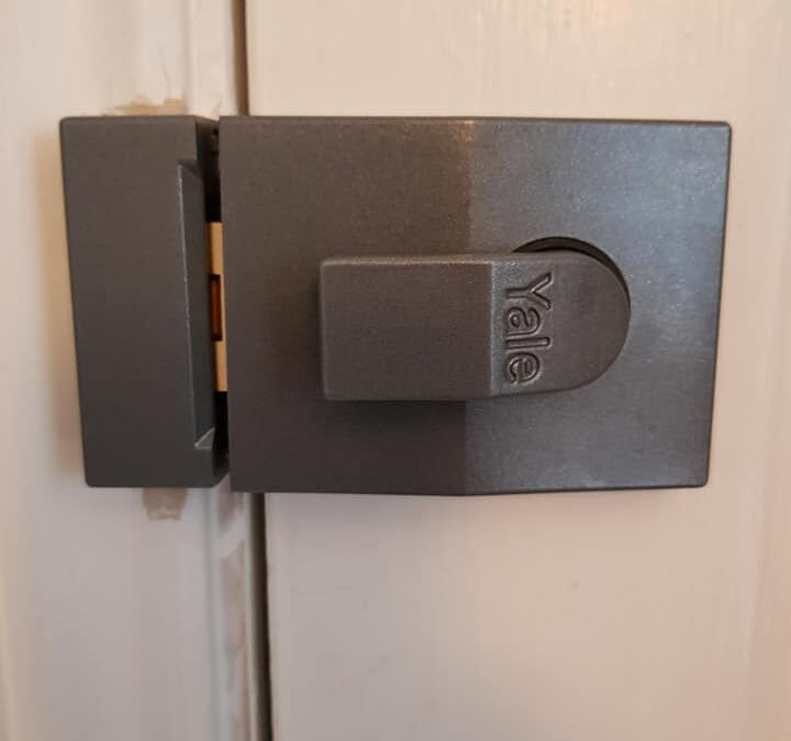 Yale 81 Rollerbolt Nightlatches Installation in Brighton