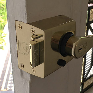 nightlatch wood door lock