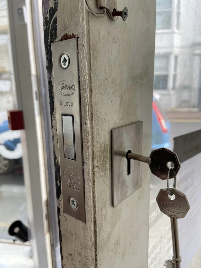 close up lock with key