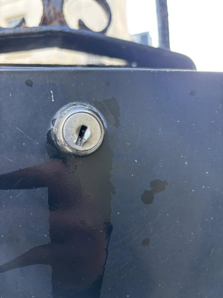 Cam lock on a letterbox