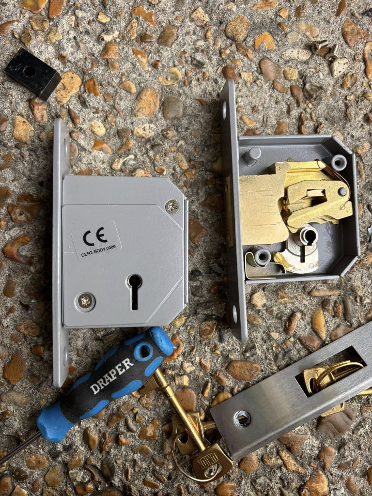 Inside mechanism of the lock case